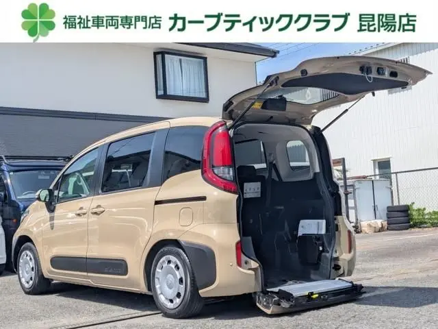 Toyota Sienta fotoğraf 1