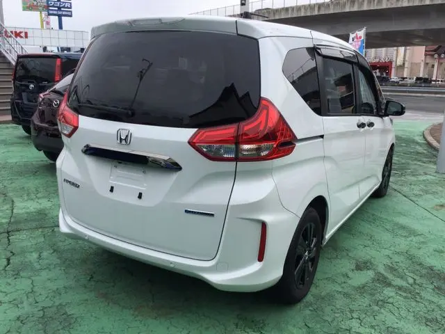 Honda Freed Hybrid photo 4