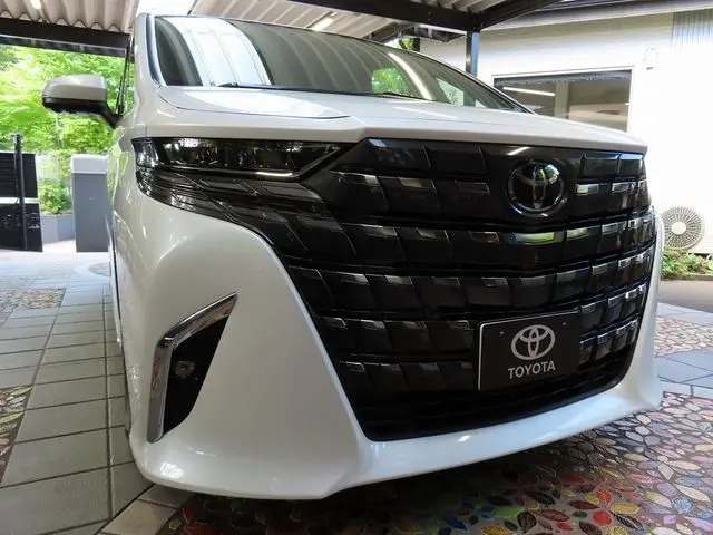 Toyota Alphard Hybrid fotoğraf 1