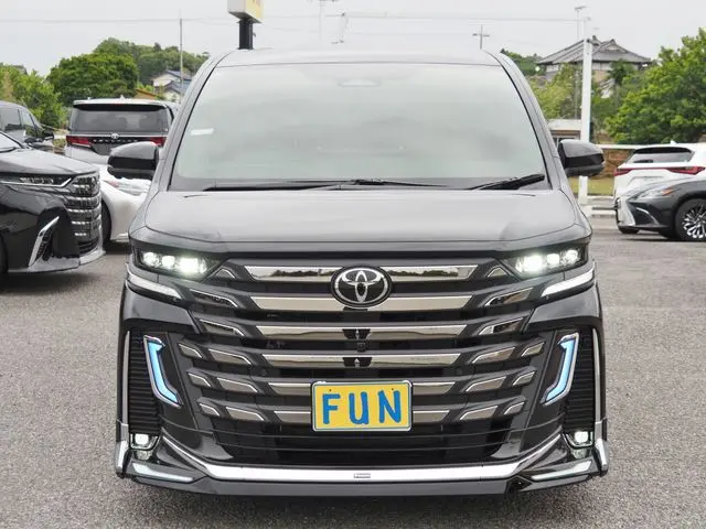 Toyota Vellfire Hybrid photo 2