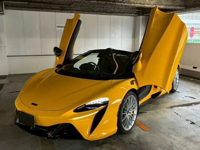 McLaren Artura Spider
