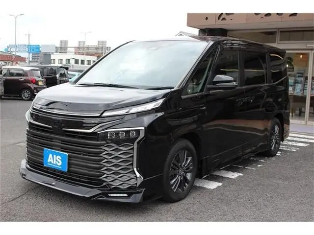 Toyota Voxy fotoğraf 1