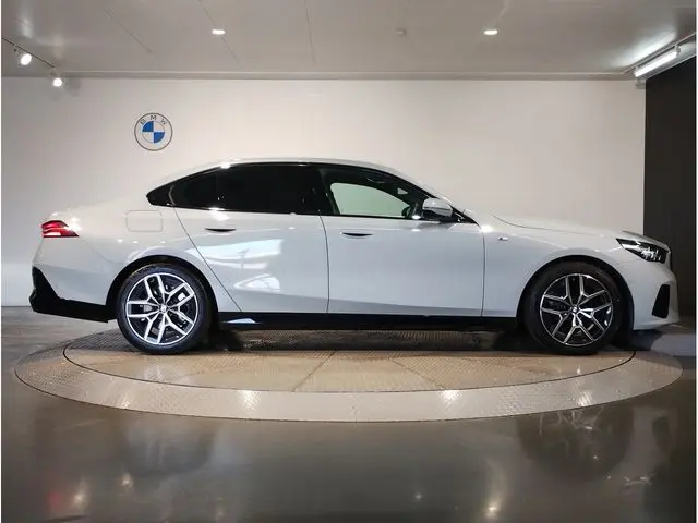 BMW 5 Serisi photo 7