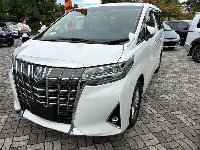 Toyota Alphard Hybrid fotoğraf 1