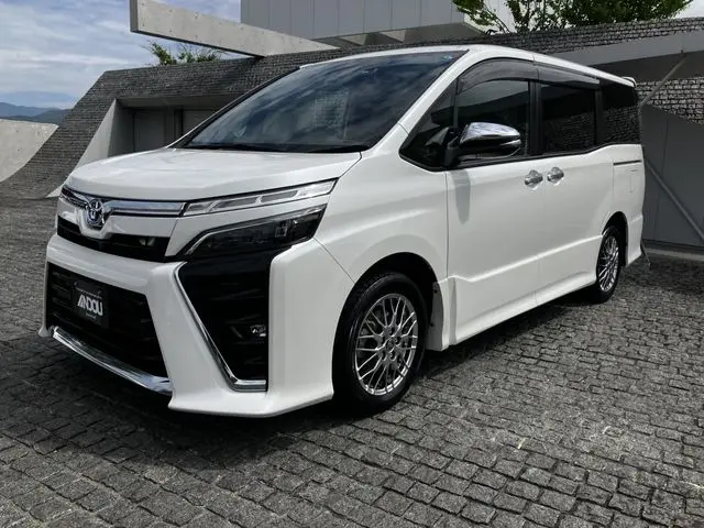 Toyota Voxy fotoğraf 1