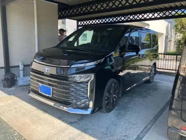 Toyota Voxy fotoğraf 1