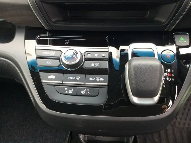 Honda Freed Hybrid photo 11