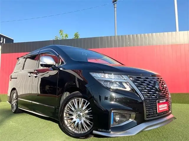 Nissan Elgrand fotoğraf 1