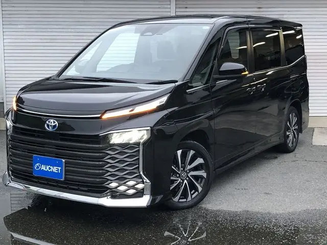 Toyota Voxy photo 1