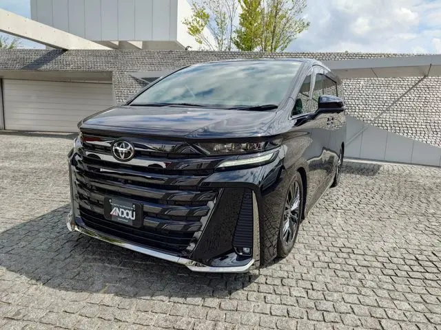 Toyota Vellfire Hybrid photo 1
