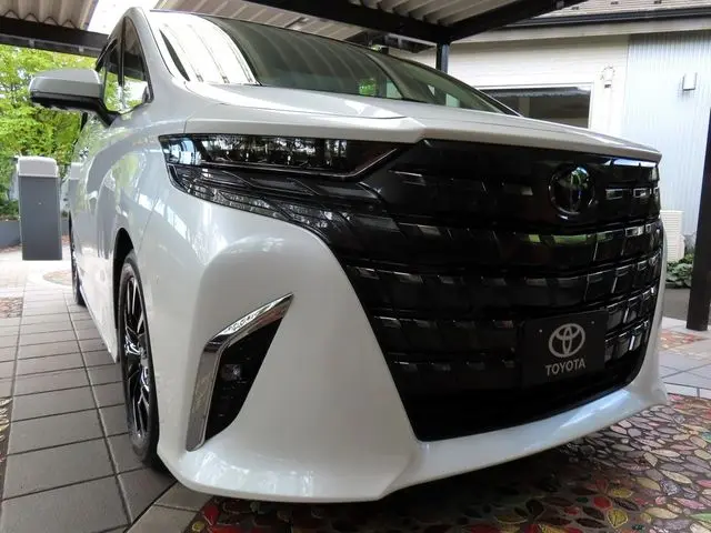 Toyota Alphard Hybrid photo 1