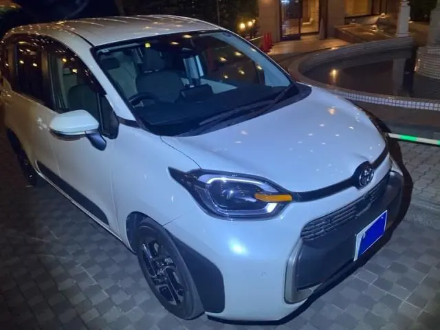 Toyota Sienta photo 1