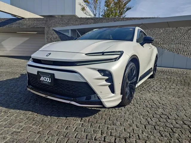 Toyota Crown Sport photo 1