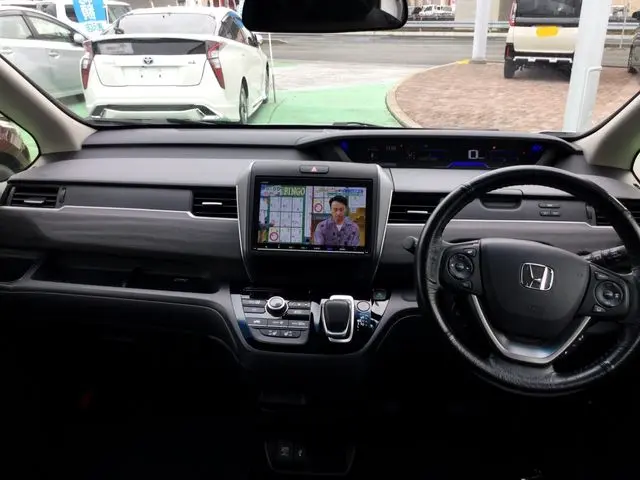 Honda Freed Hybrid photo 6