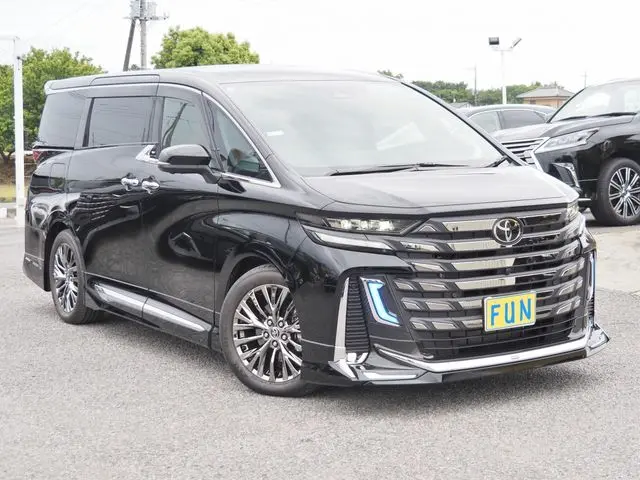 Toyota Vellfire Hybrid photo 3