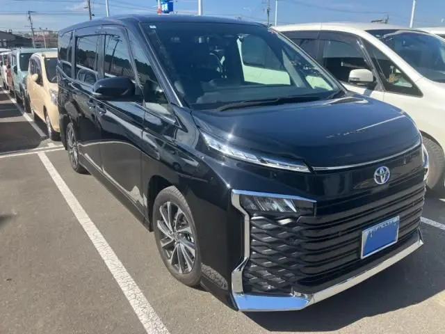 Toyota Voxy photo 1